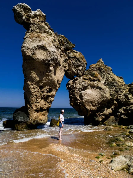 Mujer Caminando Por Playa Rocosa Del Mar — Foto de Stock