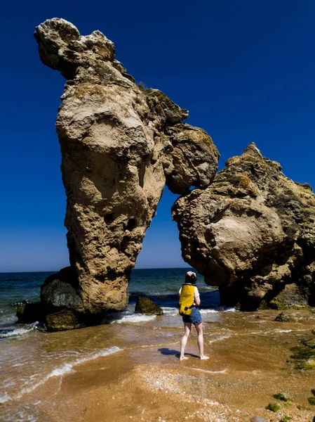 Mujer Caminando Por Playa Rocosa Del Mar — Foto de Stock