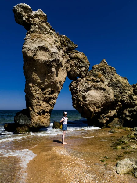 Mujer Caminando Por Playa Rocosa Del Mar — Foto de Stock