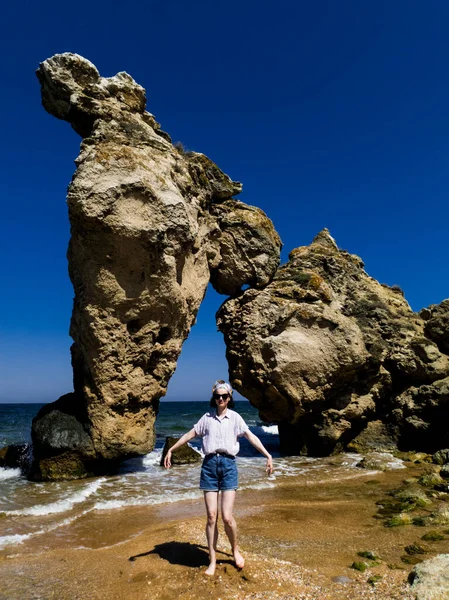 Mujer Caminando Por Playa Rocosa Del Mar — Foto de Stock
