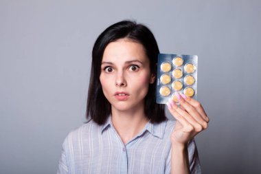 Bir paket lolipop taşıyan kadın.