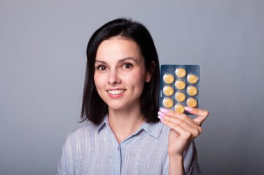 Bir paket lolipop taşıyan kadın.