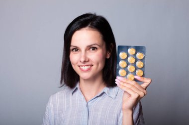 Bir paket lolipop taşıyan kadın.