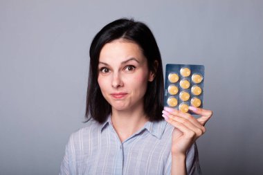 Bir paket lolipop taşıyan kadın.