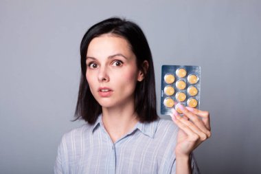 Bir paket lolipop taşıyan kadın.