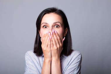 Gömlekli kadın, gri arka plan.