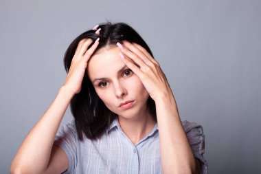 Gömlekli kadın, gri arka plan.