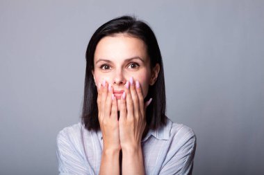 Gömlekli kadın, gri arka plan.