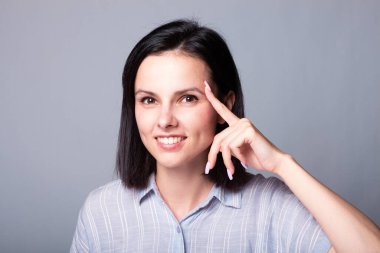 Gömlekli kadın, gri arka plan.