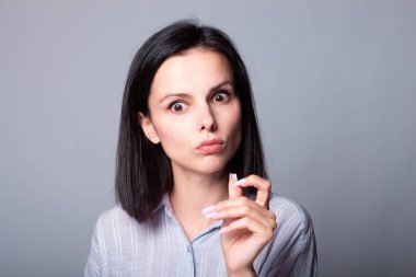 Gömlekli kadın, gri arka plan.