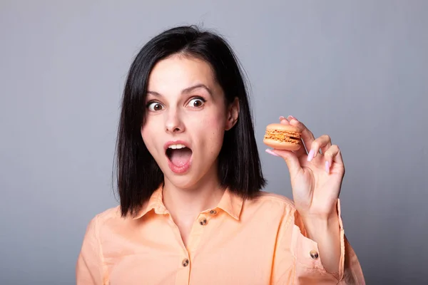 Donna Camicia Arancione Tiene Mano Biscotti Amaretto — Foto Stock