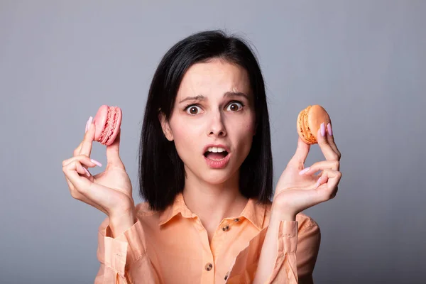 Donna Camicia Arancione Tiene Mano Biscotti Amaretto — Foto Stock