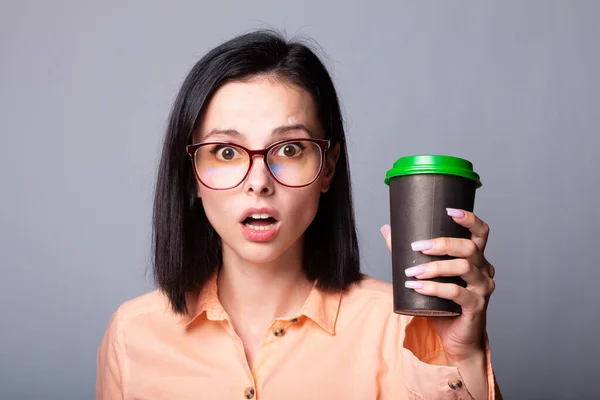 Jolie Fille Dans Une Chemise Orange Tient Une Tasse Café — Photo