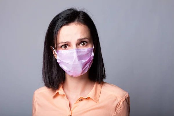 Frau Hemd Medizinischer Maske Und Handschuhen Grauer Hintergrund — Stockfoto