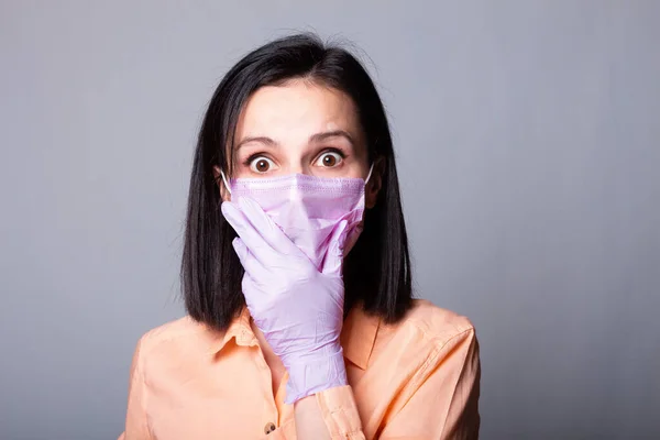 Kvinna Skjorta Medicinsk Mask Och Handskar Grå Bakgrund — Stockfoto