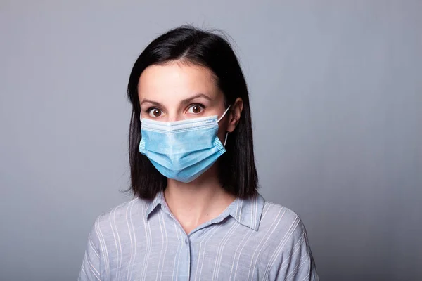 Jovem Mulher Máscara Médica Seu Rosto — Fotografia de Stock