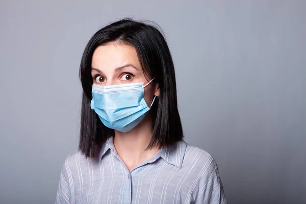 Junge Frau Mit Medizinischer Maske Auf Dem Gesicht — Stockfoto