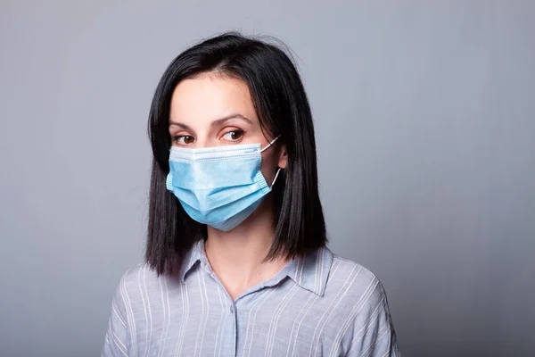 Jovem Mulher Bly Máscara Médica Seu Rosto — Fotografia de Stock