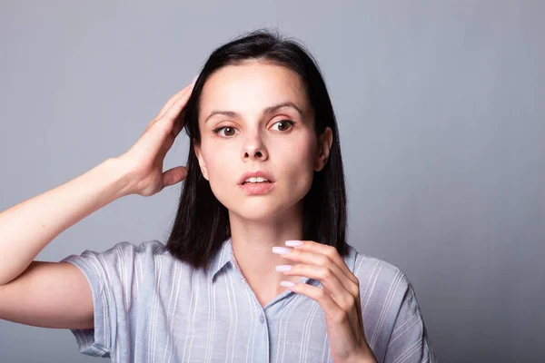 Chica Encantadora Una Camisa Sobre Fondo Gris — Foto de Stock