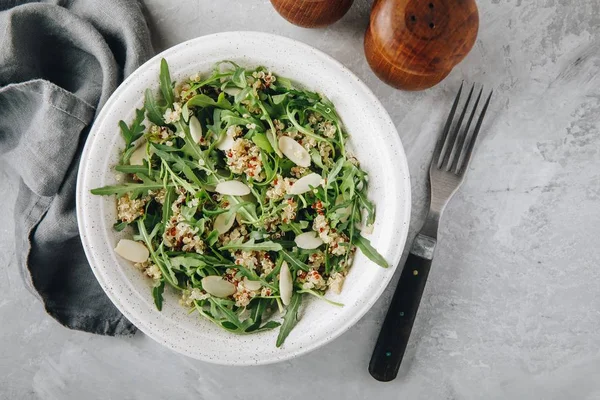 Ensalada Verde Quinua Con Rúcula Almendras Comedor Vegetariano — Foto de Stock