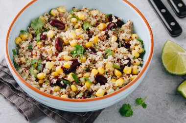 Quinoa salata tatlı Mısır, fasulye ve Salantro ile. Kireç soyunma