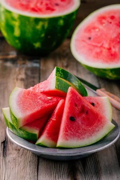 Frische Reife Aufgeschnittene Wassermelone Auf Rustikalem Holz Hintergrund — Stockfoto