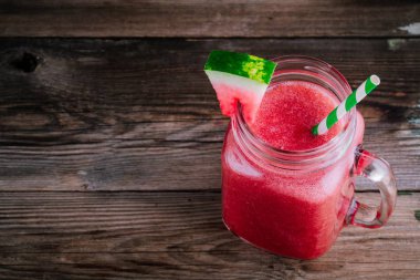 Ahşap rustik zemin üzerine nane ile mason kavanoza karpuz güler yüzlü