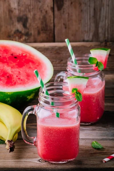 Batido Sandía Plátano Tarros Albañil Con Menta Sobre Fondo Rústico —  Fotos de Stock