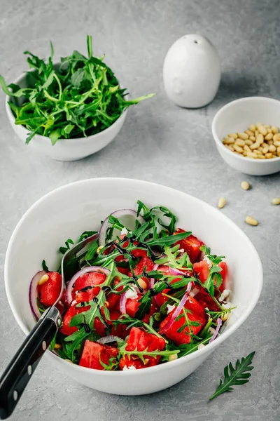 Frisse Zomer Salade Watermeloen Met Feta Rucola Pijnboompitten Balsamico Saus — Stockfoto