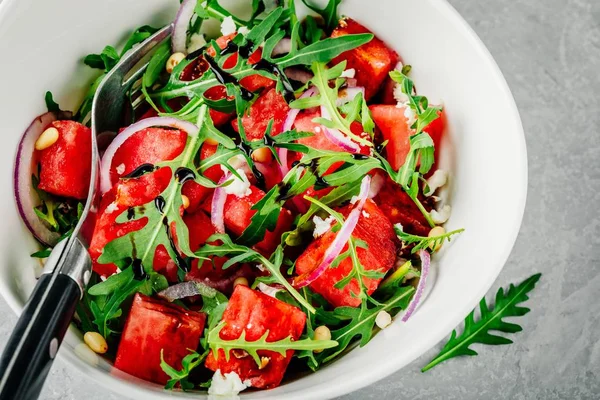 Ensalada Fresca Verano Sandía Con Feta Rúcula Cebolla Piñones Salsa — Foto de Stock