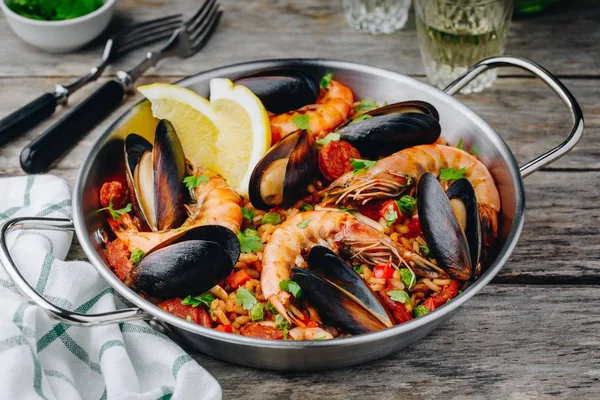 Spanische Meeresfrüchte Paella Mit Muscheln Garnelen Und Chorizo Würstchen Traditioneller — Stockfoto
