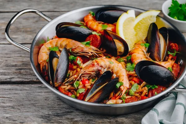 Spaanse Vis Paella Met Garnalen Mosselen Chorizo Worstjes Traditionele Pan — Stockfoto