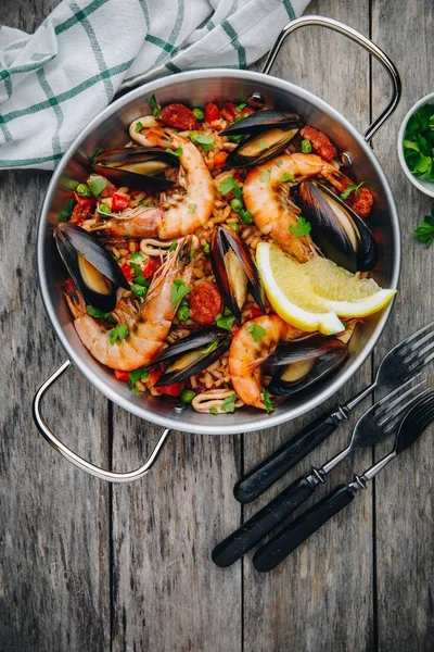 Spanische Meeresfrüchte Paella Mit Muscheln Garnelen Und Chorizo Würstchen Traditioneller — Stockfoto