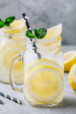 Yenileme ev yapımı limonata içki limon dilimleri ile yaz ve mason kavanoz saman ve nane ile buz