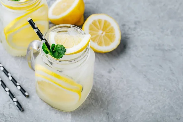 Hausgemachtes Erfrischendes Sommer Limonadengetränk Mit Zitronenscheiben Und Eis Einmachgläsern Mit — Stockfoto