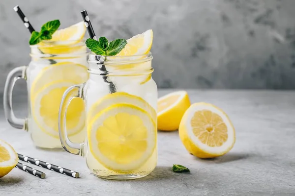 Hausgemachtes Erfrischendes Sommer Limonadengetränk Mit Zitronenscheiben Und Eis Einmachgläsern Mit — Stockfoto