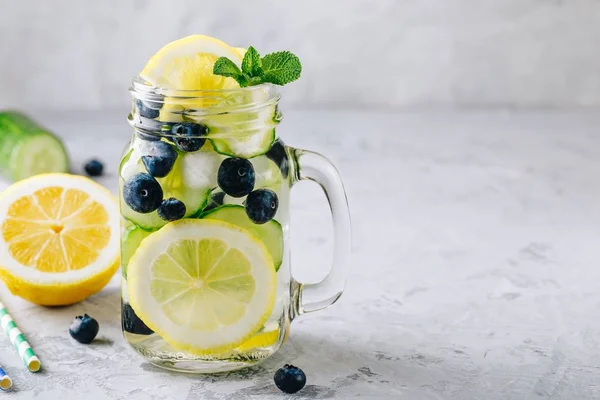 Infundiertes Entgiftungswasser Mit Zitronen Und Gurkenscheiben Blaubeere Und Minze Eiskalter — Stockfoto