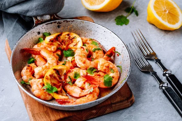 Spicy Garlic Chilli Prawns Shrimps Frying Pan Lemon Cilantro — Stock Photo, Image