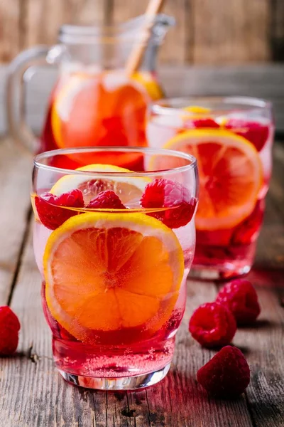 Summer Rose Cocktail Mousserande Citron Hallon Saft Sangria Glas Trä — Stockfoto