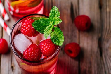 Kireç ve cam ahşap arka plan üzerinde taze nane ile ahududu Mojito limonata. Yaz serinletici kokteyl. 