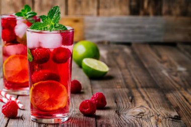 Kireç ve cam ahşap arka plan üzerinde taze nane ile ahududu Mojito limonata. Yaz serinletici kokteyl. 