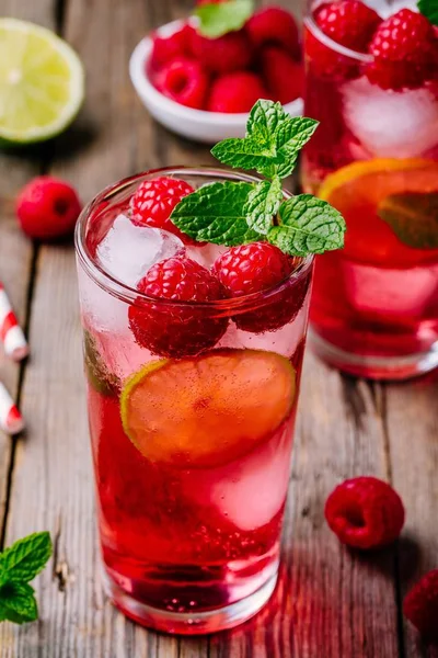 Raspberry Mojito Lemonad Med Lime Och Färsk Mynta Glas Trä — Stockfoto