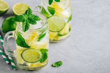 Ananas, limon ve nane ile infüzyon detoks su. Buz soğuk yaz kokteyl veya mason cam limonata