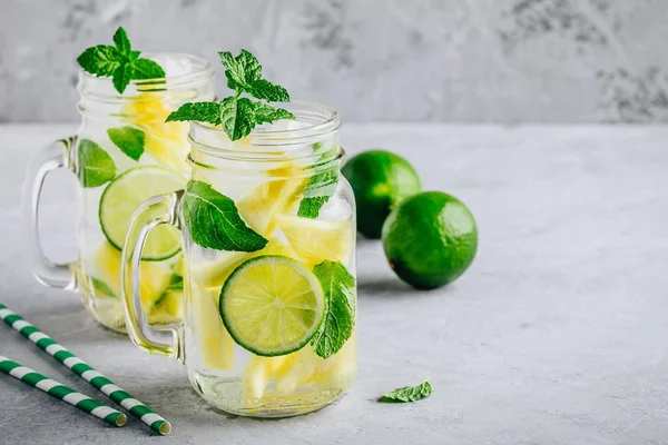Água Desintoxicação Infundida Com Abacaxi Limão Hortelã Cocktail Verão Gelado — Fotografia de Stock