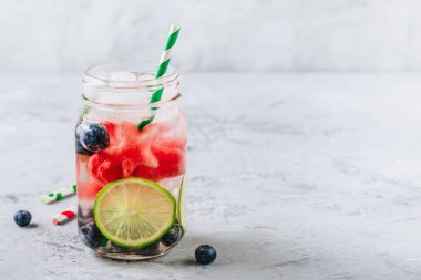 İnfüzyon detoks su karpuz, kireç ve yaban mersini ile. Buz soğuk yaz kokteyl veya mason cam limonata