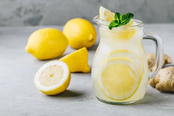 Bebida Caseira Limonada Refrescante Verão Com Fatias Limão Gengibre Hortelã — Fotografia de Stock