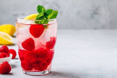 Yaz kokteyl serinletici. Soğuk içecek ahududu limonata nane cam ile.
