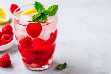 Yaz kokteyl serinletici. Soğuk içecek ahududu limonata nane cam ile.