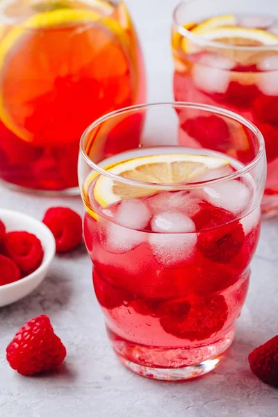 Refrescante Cóctel Verano Bebida Fría Limonada Frambuesa Con Menta Vidrio —  Fotos de Stock