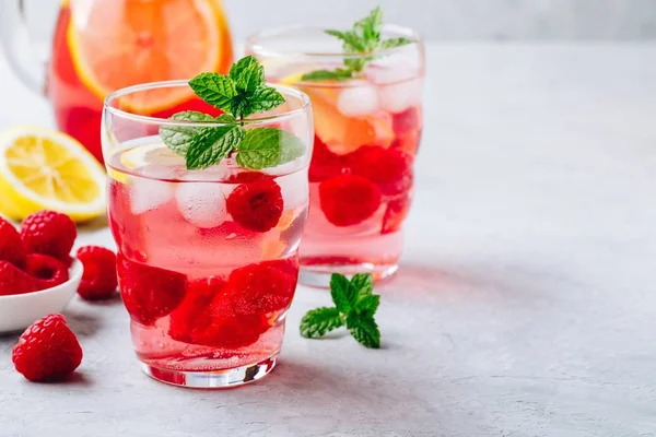 Coquetel Refrescante Verão Bebida Fria Limonada Framboesa Com Hortelã Vidro — Fotografia de Stock